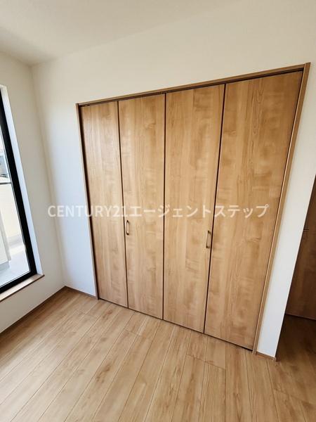　子供部屋　収納スペースが充実しています