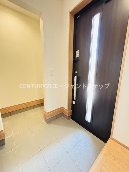 　玄関　玄関ドアが印象的な玄関です