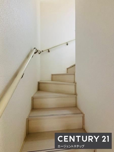 　その他内観　明るい色調の階段です