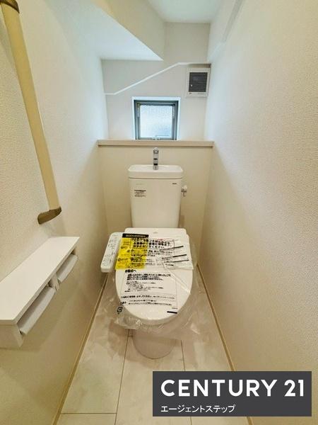 　トイレ　採光のあるトイレです