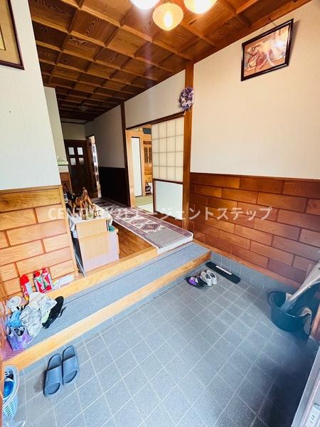 　玄関　玄関の木目調が印象的です