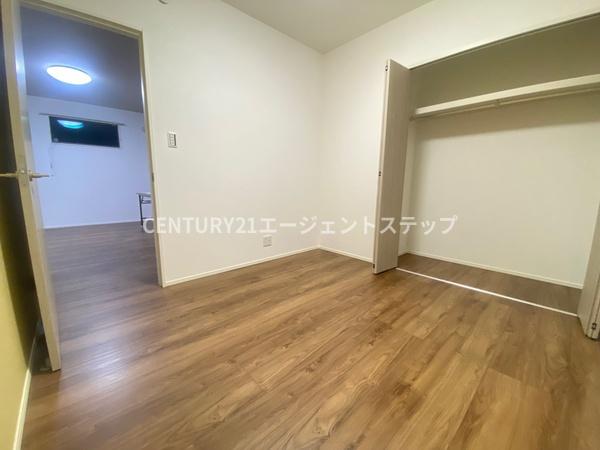 　洋室　洋室の床が落ち着いた印象です