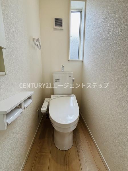 　トイレ　トイレに窓があり快適です
