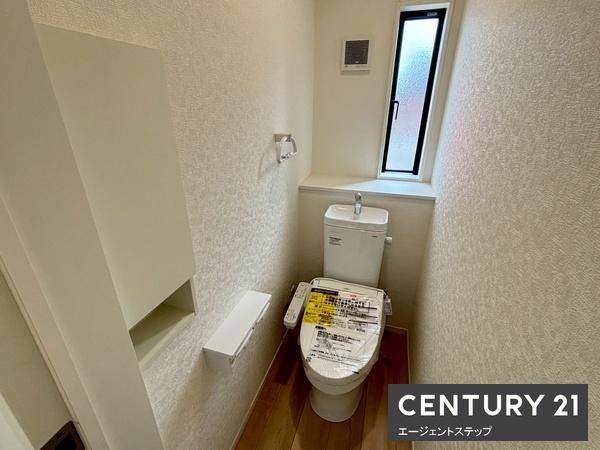 　トイレ　トイレに窓が付いています