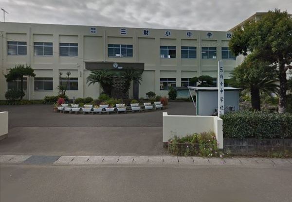 　西都市立三財中学校（中学校）／3776m　