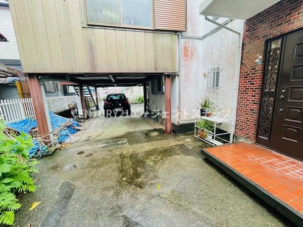 　駐車場　屋根付きの駐車場です