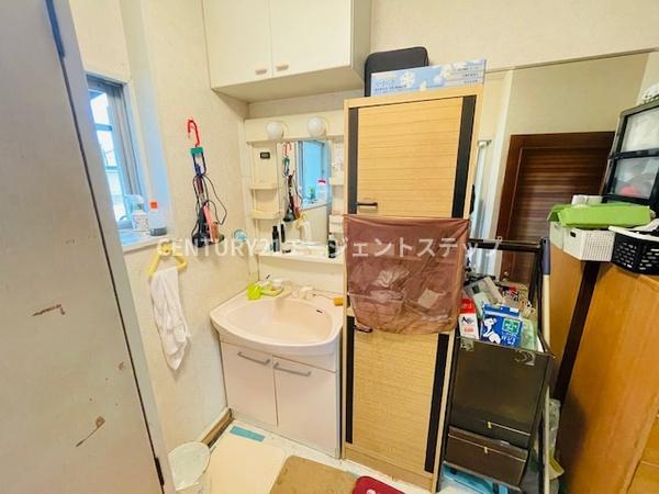 　洗面台・洗面所　収納充実の洗面台・洗面所です