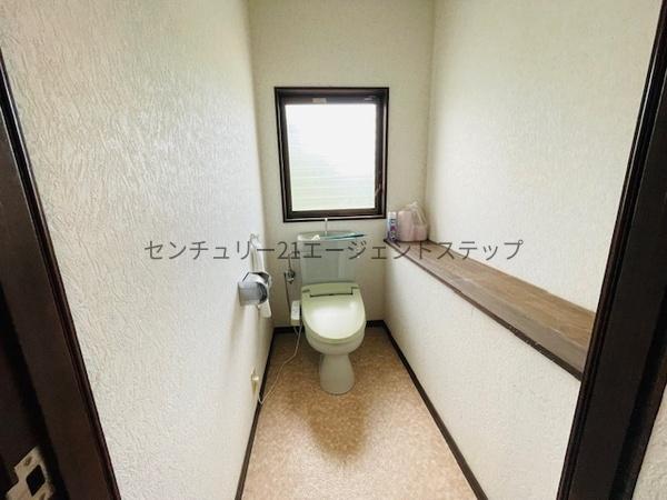 　トイレ　窓付きのトイレです