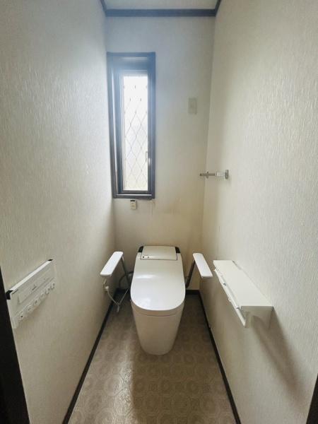 　トイレ　窓付きのトイレです