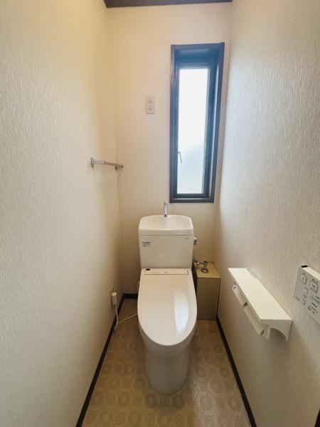 　トイレ　窓付きのトイレです