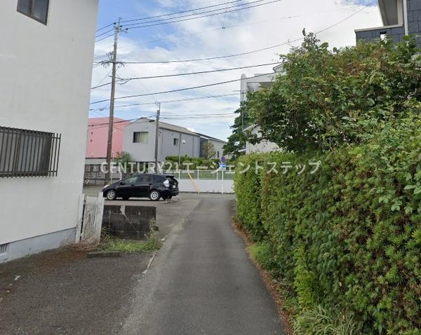 　前面道路含む現地写真　前面道路が印象的な現地写真です