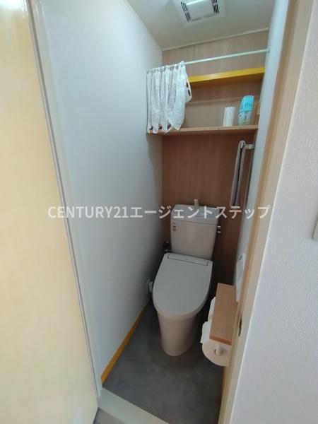 オクトワール宮崎西弐番館 トイレ 収納棚付きのトイレです オクトワール宮崎西弐番館 トイレ 収納棚付きのトイレです