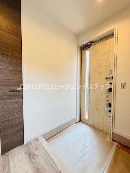 　玄関　玄関に採光窓付きドア使用