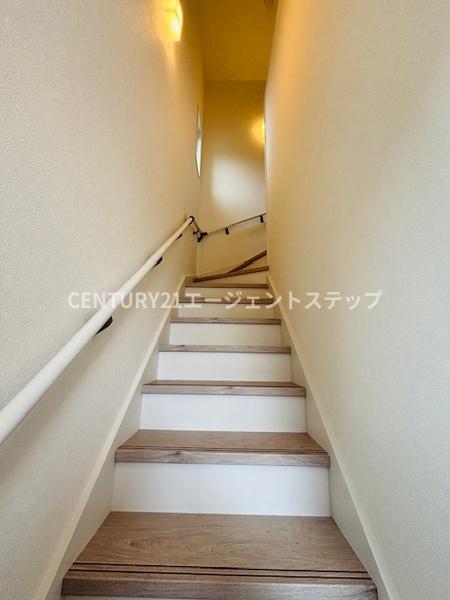 　その他　階段は明るい雰囲気です