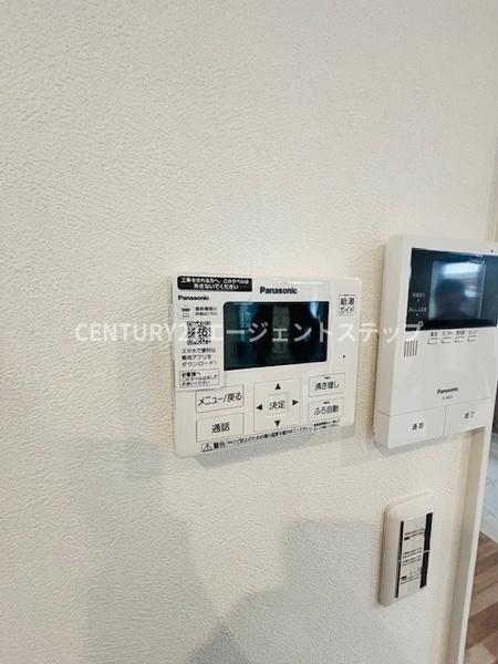 　その他　設備パネルが揃う室内です
