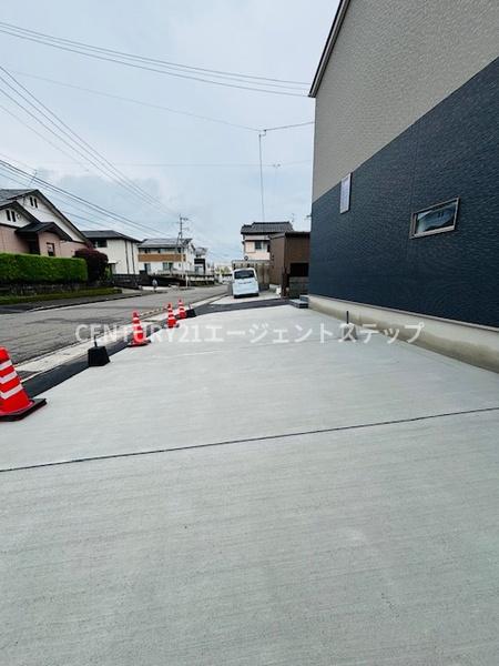 　駐車場　駐車場が建物横にあります