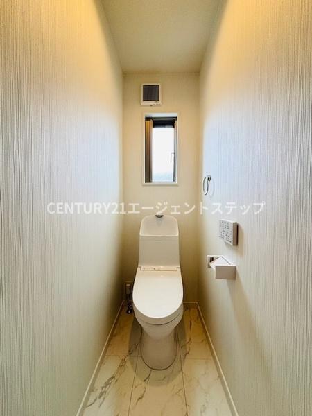 　トイレ　窓付きの明るいトイレです