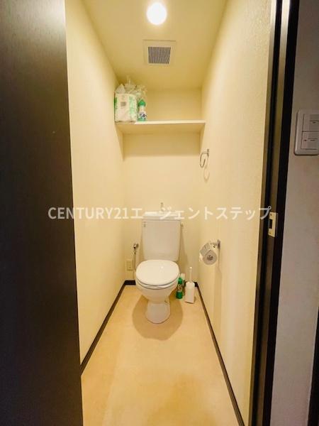 　トイレ　収納棚付きのトイレです