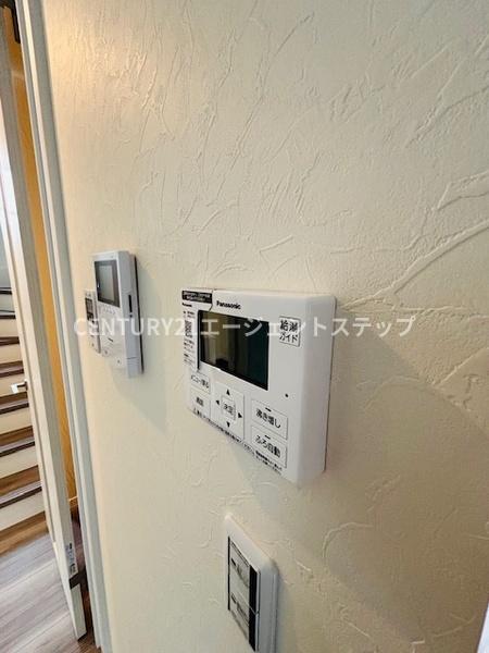 　その他　設備パネルが設置された内装です
