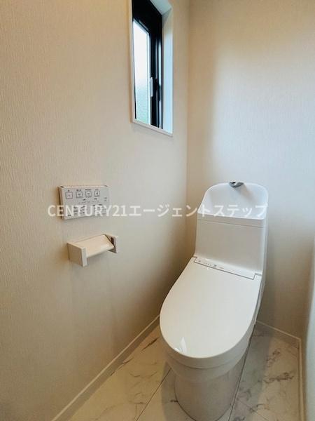 　トイレ　窓付きのトイレです
