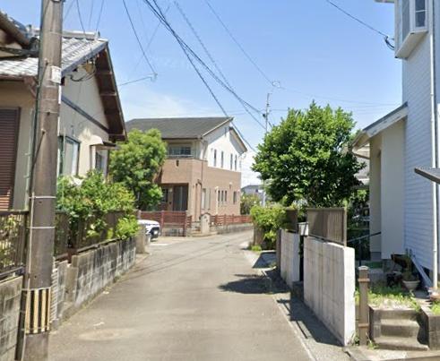 　前面道路含む現地写真　前面道路が印象的な現地写真です