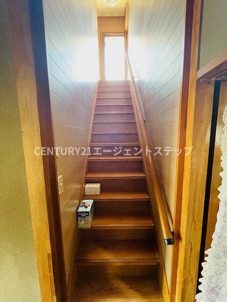 　その他　木製の階段が印象的です