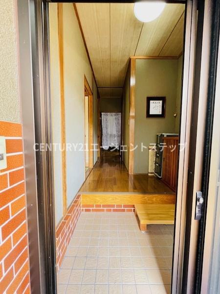 　玄関　玄関のタイル張りが印象的です