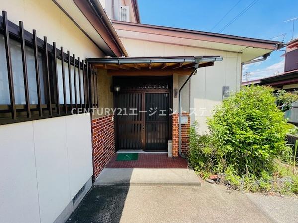 　玄関　玄関の屋根が便利です