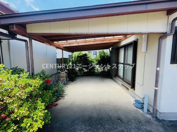　駐車場　屋根付きの駐車場が便利です
