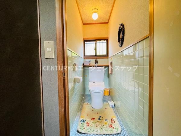 　トイレ　タイル壁のトイレです
