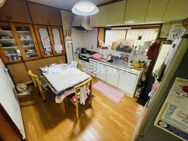 　キッチン　収納棚付きのキッチンです