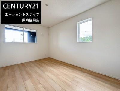　寝室　窓のある寝室が魅力です