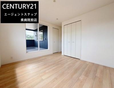 　洋室　収納付きの明るい洋室です