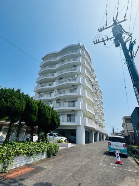 　その他現地　マンション外観が明るい印象です