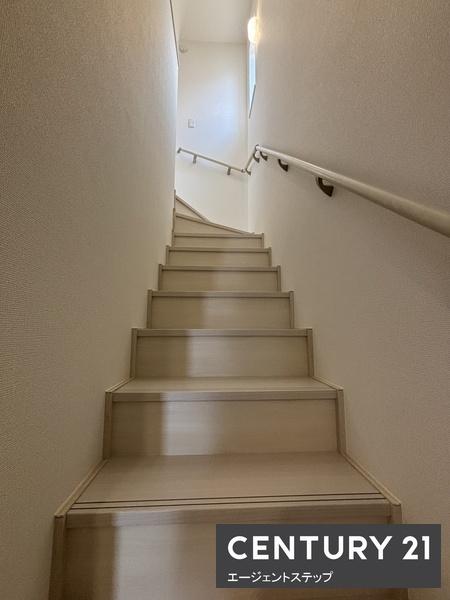 　その他内観　明るい階段スペースです
