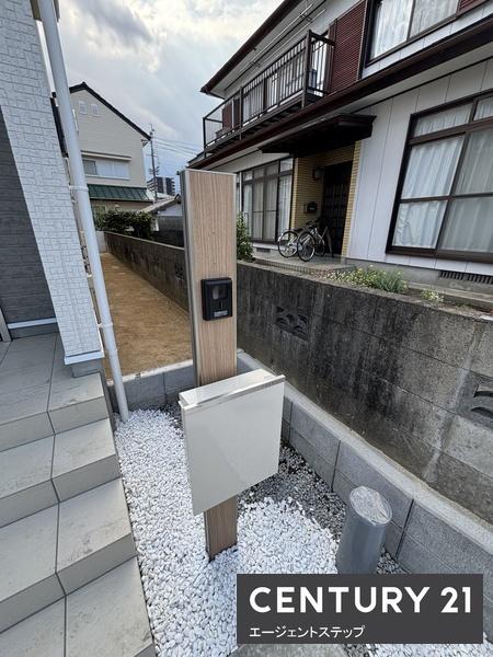 　その他現地　玄関のポストが印象的です