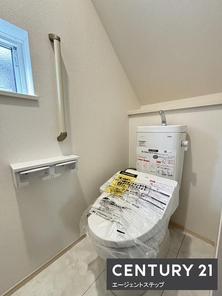 　トイレ　トイレは窓付きで快適です