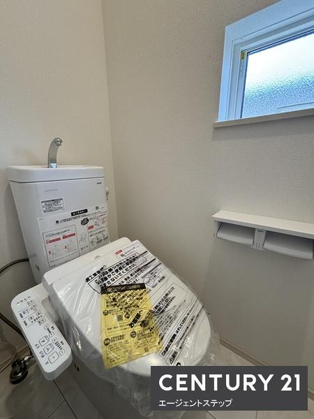 　トイレ　窓付きトイレが特徴です