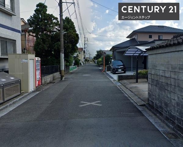 　前面道路含む現地写真　前面道路が広めの現地写真です