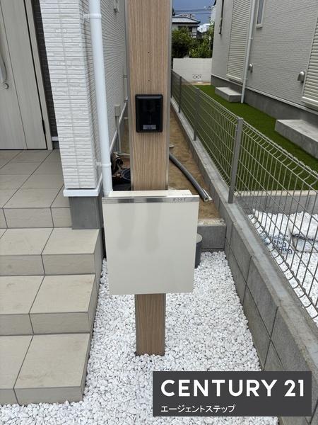 　その他現地　門柱が印象的な玄関まわりです