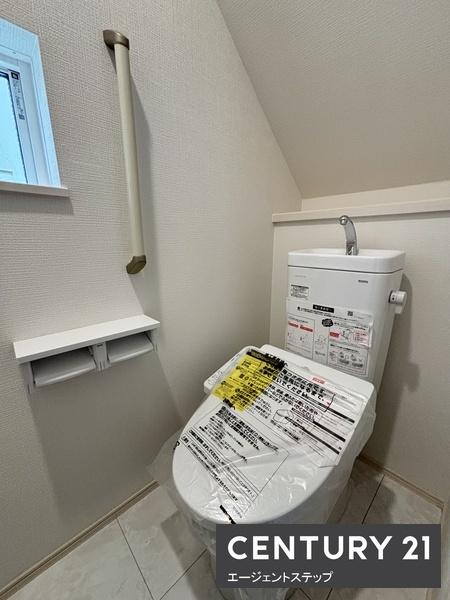 　トイレ　トイレには手すり付きです
