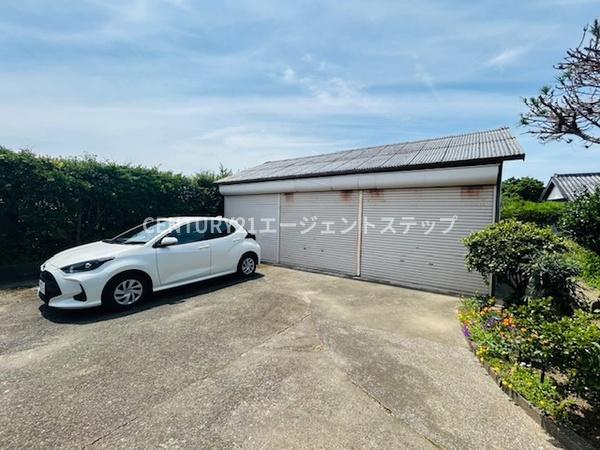 　駐車場　ガレージ付き駐車場です
