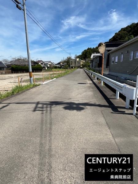 　前面道路含む現地写真　前面道路含む現地写真が印象的です