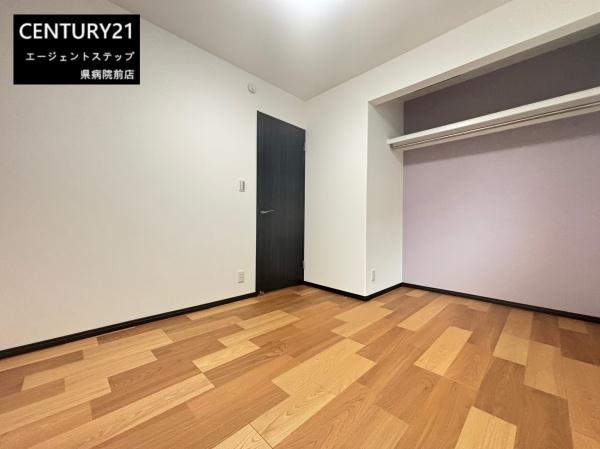 　寝室　寝室には収納スペースもあります