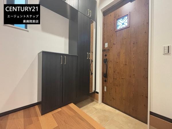 　玄関　玄関の収納が充実しています