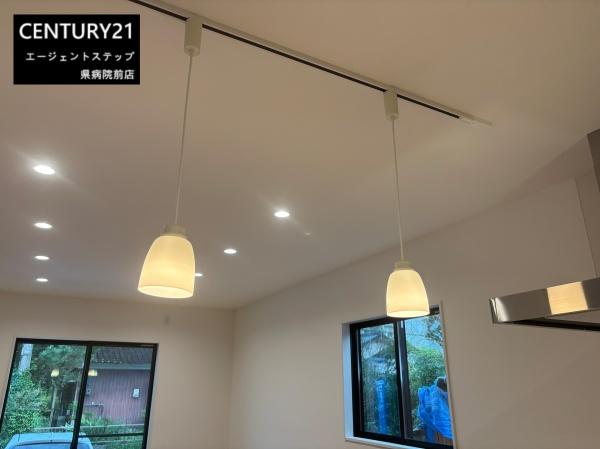 　リビング　リビングの照明が印象的です