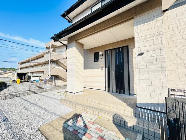 　玄関　玄関が印象的な外観です