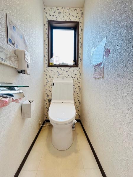 　トイレ　窓のあるトイレです
