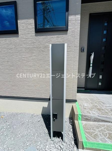 　その他現地　宅配ボックス付きの玄関です