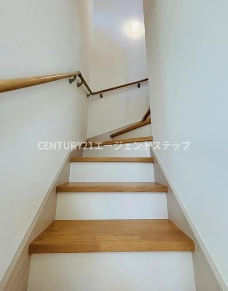 　その他内観　手すり付き階段が便利です